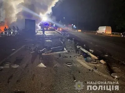 Страшна ДТП на виїзді зі столиці: вантажівка та легковик зіткнулися і загорілися, троє загиблих