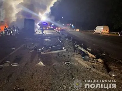 Страшное ДТП на выезде из столицы: грузовик и легковушка столкнулись и загорелись, трое погибших
