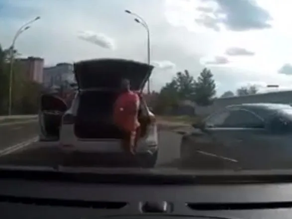 Напав з битою на людей і потрощив їх авто: у Києві поліція шукає агресивного водія позашляховика