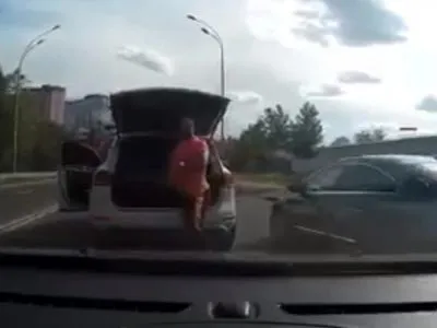 Напав з битою на людей і потрощив їх авто: у Києві поліція шукає агресивного водія позашляховика
