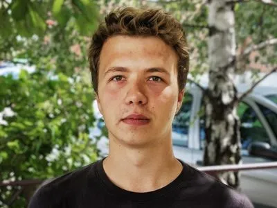 Батько затриманого в Білорусі Протасєвіча вважає, що на відео у сина зламаний ніс, а його самого били - Reuters