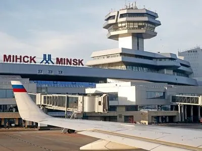 Незважаючи на припинення авіасполучення з Білоруссю, літаки деяких країн ЄС продовжують здійснювати посадку в Мінському аеропорту