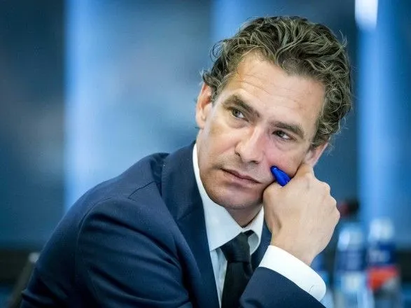 Міністра економіки Нідерландів відправили у відпустку на три місяці через емоційне вигоряння