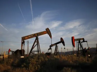 Нефть торгуется у недельного максимума на фоне таяния перспектив поставок из Ирана