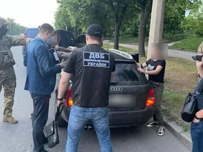Нецензурно ругался и оскорблял патрульных: в Харькове задержали автоблогера