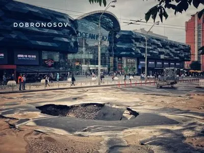 У Києві біля ТЦ Ocean Plaza прорвало трубу та затопило дорогу