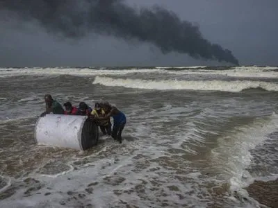 Біля узбережжя Шрі-Ланки горить контейнеровоз з азотною кислотою, пластмасою та хімікатами