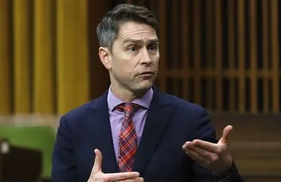 Застукали обнаженным в Zoom: канадский депутат во второй раз помочился на камеру