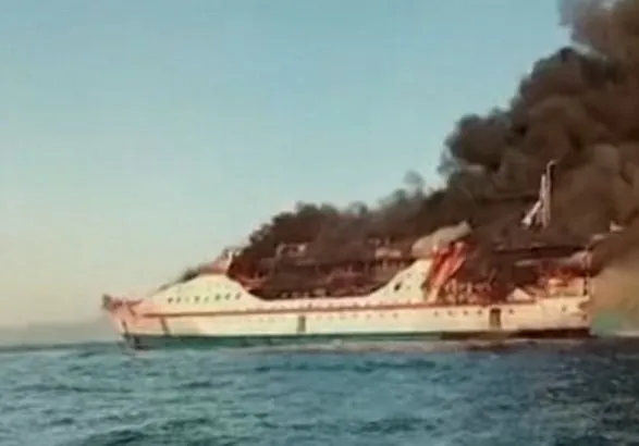 В Индонезии горело судно: эвакуировали сотни людей