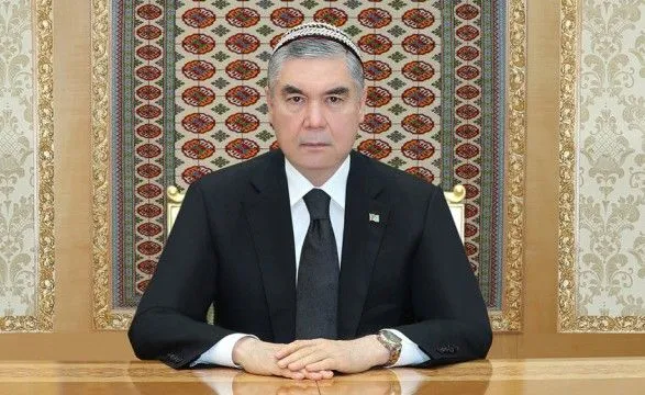 У Туркменистані чиновників зобов’язали поголити голови в пам'ять про смерть батька президента