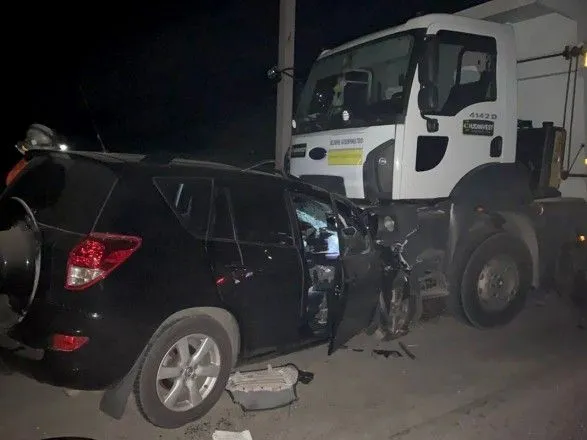 Toyota RAV4 лоб в лоб зіткнувся з самоскидом: четверо людей загинули на місці