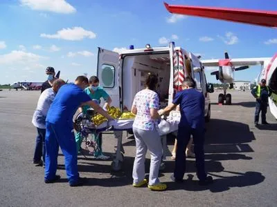 Из Запорожья в Киев самолетом транспортировали 3-летнюю девушку с тотальным поражением легких