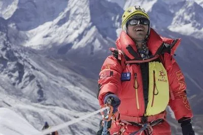 Перший сліпий китайський альпініст піднявся на Еверест