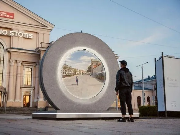 У Вільнюсі та Любліні встановили “портали”: жителі двох міст можуть бачити один одного в режимі реального часу