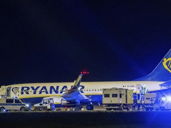Літак Ryanair здійснив екстрену посадку у Берліні через повідомлення про мінування