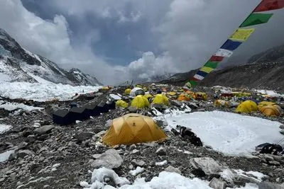 Альпинисты с Эвереста не могут вернуться домой из-за ограничений введенные Непалом