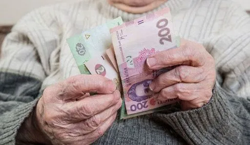 В Украине отменили обязательный перевод выплат пенсий на карточки с 1 сентября