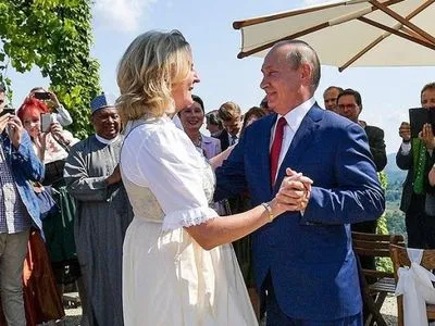 Ексглава МЗС Австрії, яка танцювала з Путіним на весіллі, увійшла до ради директорів "Роснафти"