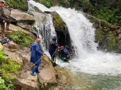 Во время экскурсии на водопад в Карпатах погиб шестиклассник