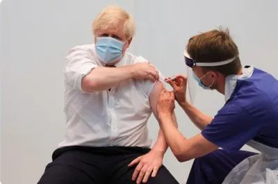 Премьер Великобритании Джонсон получил вторую прививку от коронавируса
