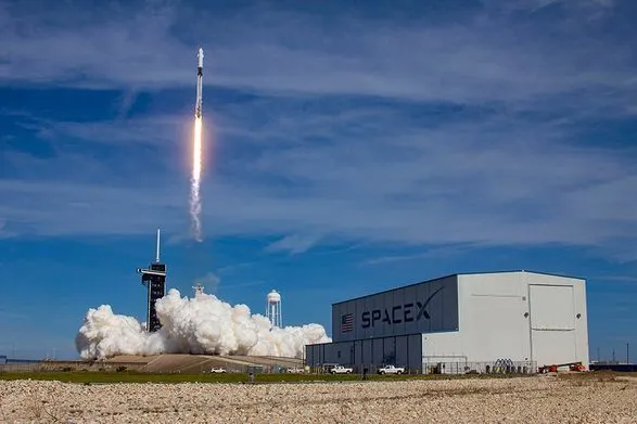 Направляется к МКС: SpaceX вывела в космос грузовой корабль Dragon