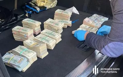 Собирал деньги на схеме и делил между правоохранительными структурами: начальника с Волынской таможни поймали с 700 тыс. долл. налички в авто