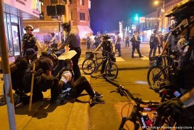 У Міннеаполісі після загибелі афроамериканця сталися сутички демонстрантів з поліцією