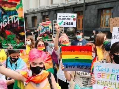 Представники ЛГБТ-спільноти протестували в Києві проти нападів на них
