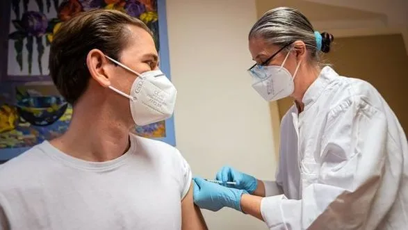 Канцлер Австрії Себастьян Курц вакцинувався проти коронавірусу препаратом AstraZeneca