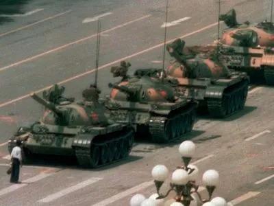 Microsoft назвав "людську помилку" причиною зникнення фотографії з протестів на площі Тяньаньмень з пошуку