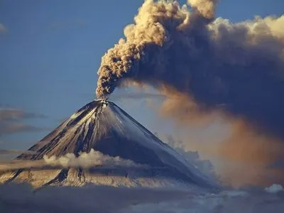 В России вулкан выбросил пепел на высоту 2,5 км