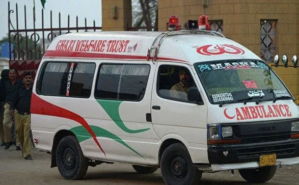 У Пакистані пасажирський фургон впав в ущелину: вісім осіб загинули, троє - постраждали
