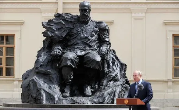 Перенервували: на пам'ятнику Олександру III, який відкрив Путін, помітили неправильний орден