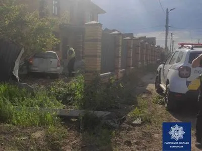 Тікав від поліції і влетів на подвір'я, протаранивши паркан: під Києвом затримали п'яного водія на краденому авто