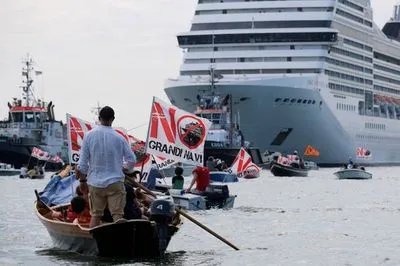 Венеція зустріла перший круїзний лайнер екологічними протестами
