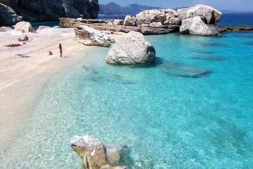 З пляжу Сардинії викрали 100 кг піску
