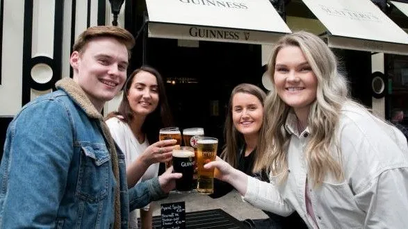 В Ирландии открылись пабы, рестораны и развлекательные заведения