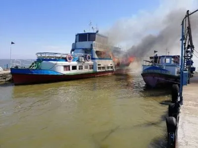 На причале в Одесской области загорелся пассажирский катер, есть травмированный