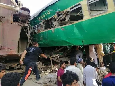 Столкновение поездов в Пакистане: количество погибших возросло до 32