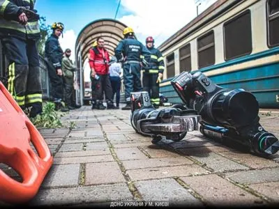 У Києві на станції "Караваєві дачі" чоловіка затисло між платформою та вагоном поїзда