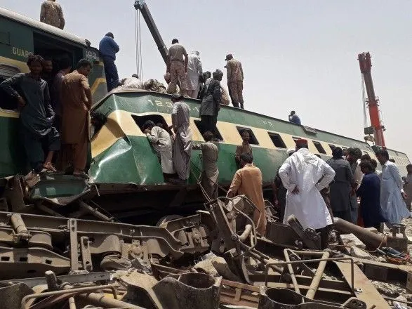 Кількість жертв зіткнення поїздів у Пакистані зросла до 62 осіб