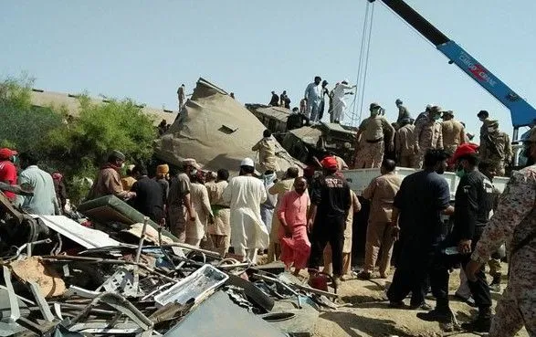 Столкновение поездов в Пакистане: число жертв возросло до 50