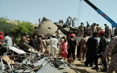 Столкновение поездов в Пакистане: число жертв возросло до 50