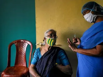 В Индии всех взрослых вакцинировать бесплатно