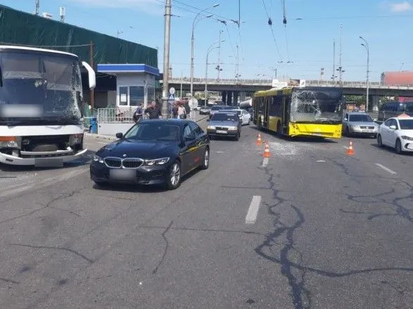 Пасажира з травмою голови забрали в лікарню після зіткнення двох автобусів у Києві