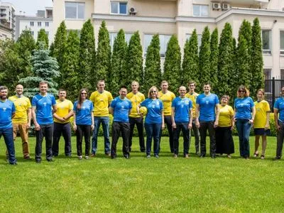 Посольство США перевдяглось у форму збірної України з футболу, яка так дратує росіян