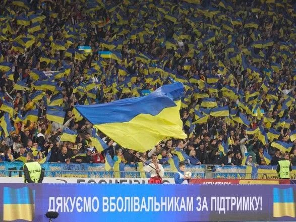 gasla-slava-ukrayini-i-geroyam-slava-stali-ofitsiynimi-v-ukrayinskomu-futboli-yikh-zatverdila-uaf