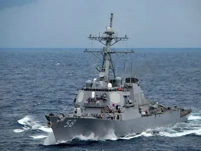 Ракетный эсминец ВМС США направляется к Черному морю
