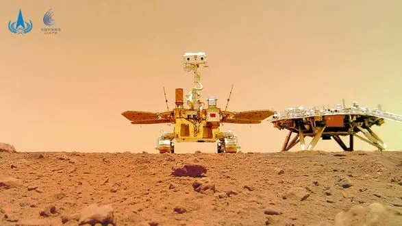 Китайский марсоход "Чжужун" отправил новые снимки с Красной планеты