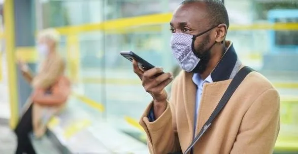 Мандрівникам у США дозволили не носити маски в аеропортах і вокзалах на вулиці